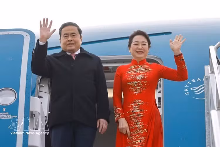 El presidente de la Asamblea Nacional de Vietnam, Tran Thanh Man, y su esposa en el aeropuerto de Estambul, en Turquía. (Foto: VNA)