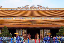 La ceremonia de Año Nuevo de la dinastía Nguyen se recrea en el Palacio Thai Hoa, en la Ciudadela Imperial de Hue. (Foto: VNA)