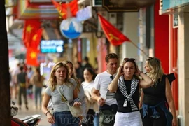 Turistas extranjeros visitan el casco antiguo de Hanói. (Foto: VNA)
