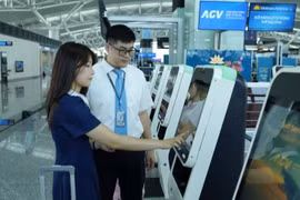Los pasajeros de los vuelos internacionales de Vietnam Airlines que salen de la Terminal 2 del Aeropuerto Internacional de Noi Bai podrán facturar y dejar su equipaje en quioscos de autoservicio a partir del 20 de julio. (Foto: Nhan Dan)