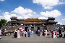 Turistas recorren la Ciudadela Imperial de Hue. (Foto: thanhuyhue.vn)