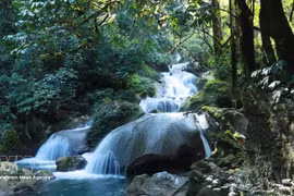 Vista de la cascada de Nam Luc. (Foto: VNA)