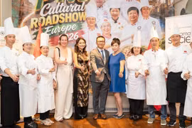 El embajador de Vietnam en Austria, Vu Le Thai Hoang, y Gertrud Tauchhammer, redactora jefe de la revista SOCIETY, junto con artesanos culinarios vietnamitas en la Gira Cultural del Pho por Europa 2026. (Foto: SOCIETY)