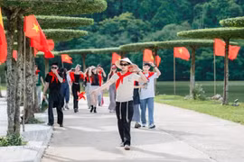 Turistas visitan el área de ecoturismo de Thung Nham, en el barrio de Nam Hoa Lu, provincia de Ninh Binh. (Foto: VNA)
