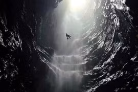 La cueva recién descubierta en el Parque Nacional Phong Nha-Ke Bang alberga una cascada extremadamente rara. (Foto: tuoitre.vn)