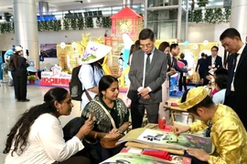 Un evento publicitario sobre la cultura vietnamita entre turistas internacionales. (Foto: VNA)