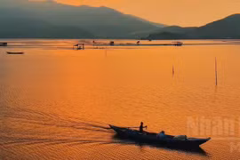 Atardecer en la laguna de Lap An.