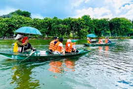 Visitantes al complejo turístico de Tam Coc, en Ninh Binh. (Foto: Nhan Dan)