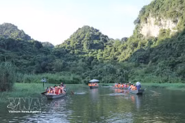 Turistas en el jardín de aves Thung Nham, barrio de Nam Hoa Lu, provincia de Ninh Binh. (Foto: VNA)
