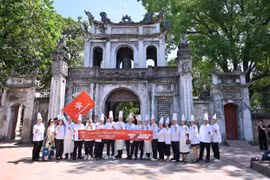 El equipo de chefs de Hanói en el acto de despedida. (Foto: hanoimoi.vn)