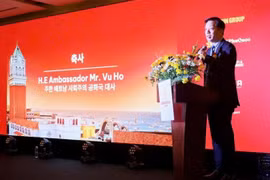 El embajador de Vietnam en Corea del Sur, Vu Ho, interviene en la ceremonia de inauguración de los vuelos directos Phu Quoc-Seúl, celebrada el 25 de marzo.