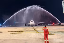 El vuelo WE271 de Parata Air es recibido con el tradicional saludo de cañones de agua.