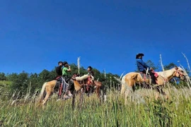 El producto turístico “Paseo a caballo para descubrir el Extremo Norte de Tuyen Quang” se presenta en la aldea Then Pa, comuna de Lung Cu (Foto: VNA)