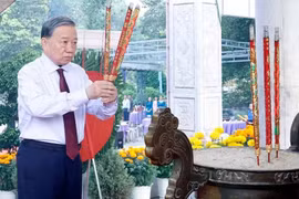 [Video] Máximo dirigente vietnamita ofrece incienso en Cementerio de los Mártires de Tan Bien 