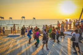 Los visitantes disfrutan de la puesta de sol en la playa Sunset Sanato de Phu Quoc. (Foto: VNA)