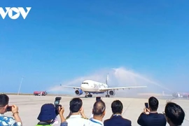 El vuelo fue recibido con la ceremonia del arco de agua al aterrizar en el Aeropuerto de Cam Ranh. (Foto: VOV)