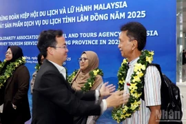 El director del Servicio de Cultura, Deportes y Turismo de la provincia de Lam Dong, Nguyen Van Loc, recibe a la delegación malasia en el Aeropuerto Internacional Lien Khuong.