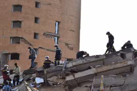 [Vídeo] Rescatistas vietnamitas logran a recuperar 11 cuerpos de víctimas de terremotos en Venezuela