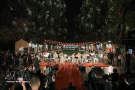 Los asistentes disfrutan de un concierto al aire libre con orquesta en vivo durante la ceremonia de inauguración. (Foto: VNA)