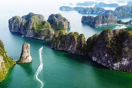La bahía de Lan Ha posee una topografía singular y paisajes naturales impresionantes.