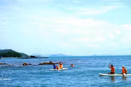 Los turistas en la zona costera del archipiélago Hai Tac. (Fuente: VNA)