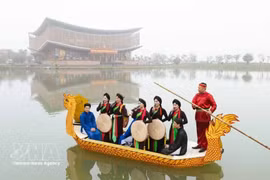 Cantantes de Quan Ho interactúan con el público en un barco. (Foto: VNA)