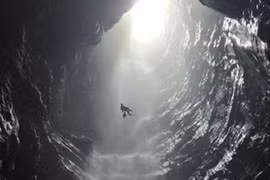 [Video] Hallan una nueva cueva con cascada en Phong Nha-Ke Bang