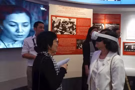 Delegados en un espacio interactivo que incorpora tecnología digital en el Museo de los Vestigios de la Guerra. (Foto: nhandan.vn)