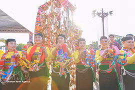 La Jornada de Intercambio Cultural de las Etnias, celebrada en la Aldea Cultural y Turística de las Etnias de Vietnam, reunió a numerosos residentes y visitantes. (Foto: VNA)