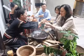 Turistas experimentan el tradicional proceso de tostado de café de la etnia E De.