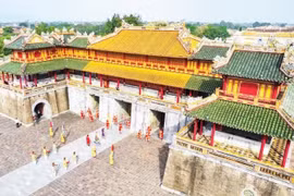 Vista desde arriba, la Ciudadela Imperial de Hue brilla con intensidad, iluminando la ciudad histórica. (Foto: Nhan Dan)