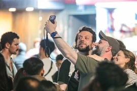 Extranjeros disfrutan la vibrante llegada de 2026 en la capital vietnamita. (Foto: VNA)