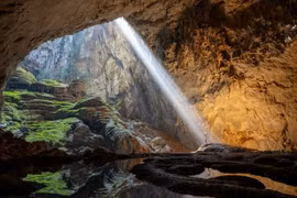 Entrada a la cueva Son Doong, donde la niebla y la luz se entrelazan. (Foto: Oxalis)