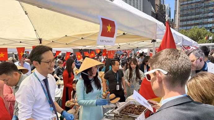 El embajador Do Hung Viet, representante permanente de Vietnam ante las Naciones Unidas y su esposa presentan platos vietnamitas. (Foto: VNA)