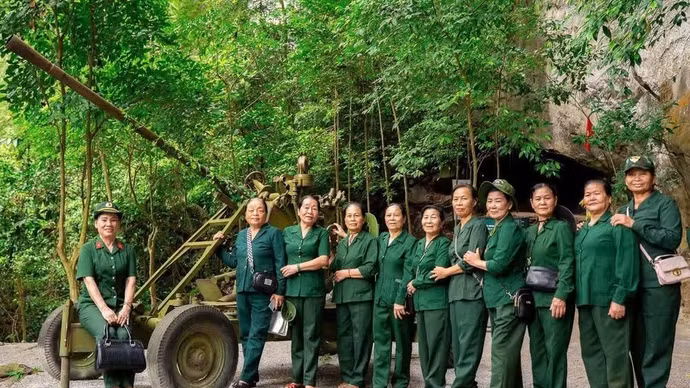 Turistas en la zona ecoturística “Legendaria ruta Truong Son - Cueva de Mando”. (Foto: VNA) 