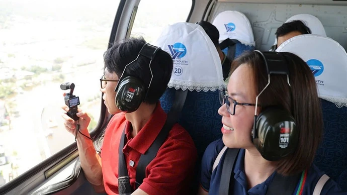 Turistas admiran la ciudad desde un helicóptero. (Linh Le)