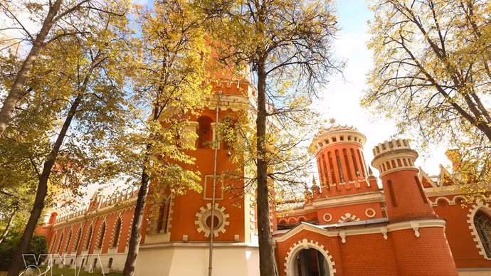 El Palacio de Viajes Petrovsky de Moscú luce radiante en el dorado otoño. (Foto: VNA)