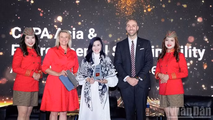 Ho Ngoc Yen Phuong, vicepresidenta del Consejo de Administración y directora financiera (CFO) del Grupo Vietjet, recibe en representación de la aerolínea el premio otorgado por CAPA. (Foto: BAO VY)
