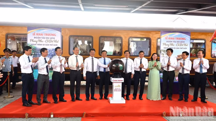 Los delegados presionan el botón para inaugurar el tren turístico “Phong Nha – Antigua capital imperial de Hue: Ruta del Patrimonio Mundial”. (Foto: Nhan Dan)
