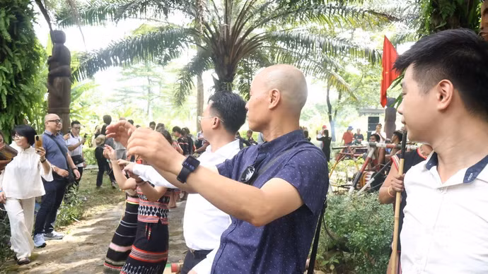 Los turistas participan en actividades culturales en la Aldea de Cultura y Turismo de las Etnias de Vietnam. (Foto: KHOI MINH)
