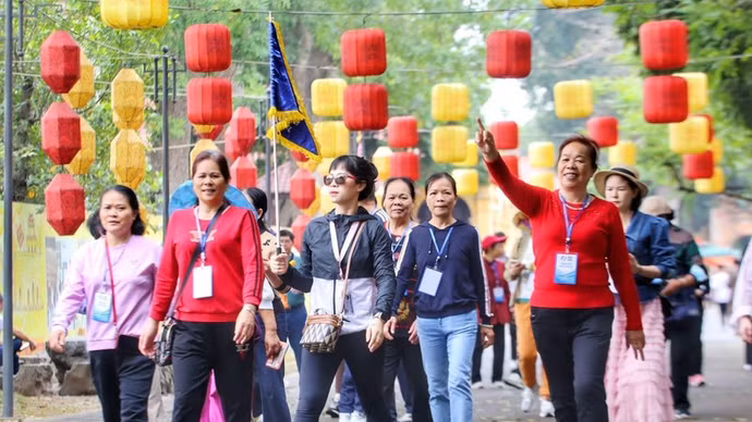 Un grupo de turistas chinos en la Ciudadela Imperial de Thang Long. (Foto: VNA)