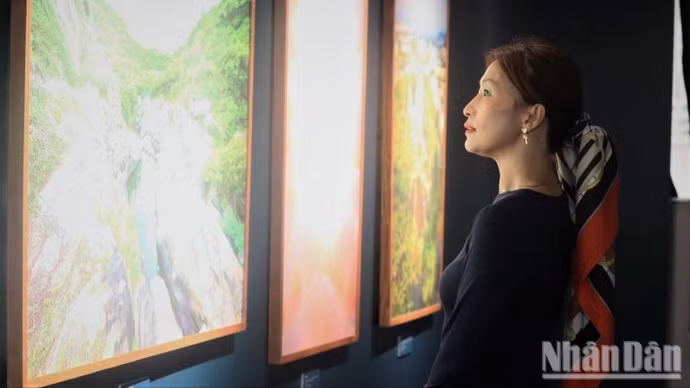 Los invitados contemplan las obras expuestas en la muestra. (Foto: VU TAN)