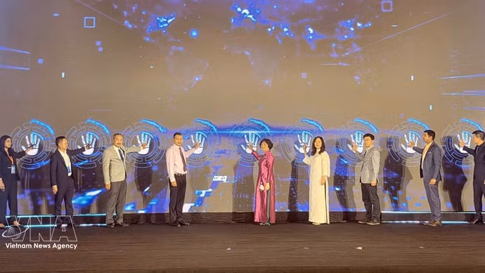 Delegados inauguran el Espacio Negocios & Conexión B2B. (Foto: VNA)