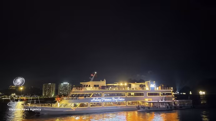 Un crucero lujoso en la bahía de Ha Long. (Foto: VNA)