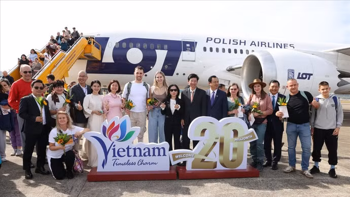 La ceremonia de bienvenida al visitante número 20 millones en el aeropuerto de Phu Quoc. (Foto: VNA)