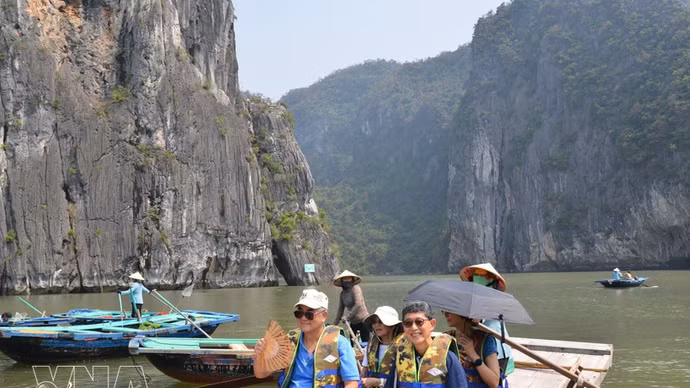 Turistas extranjeros visitan la Bahía de Ha Long. (Foto: VNA)