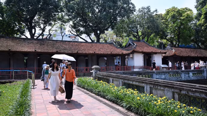 Turistas visitan el Monumento Nacional Especial Van Mieu-Quoc Tu Giam (Hanói). (Foto: Tran Hai)