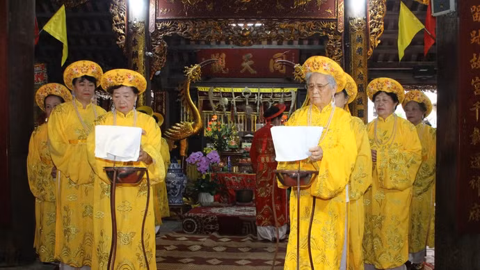Acto por el 909º aniversario de la festividad en honor a la emperatriz viuda Y Lan en la casa comunal de Yen Thai, barrio de Hoan Kiem, ciudad de Hanói. (Foto: Vuong Diem)