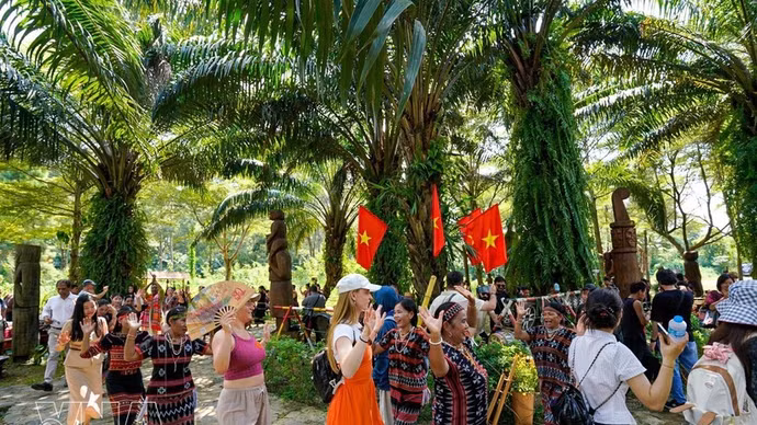 Delegados internacionales descubren el espacio cultural de la Altiplanicie Occidental. (Foto: VNA)