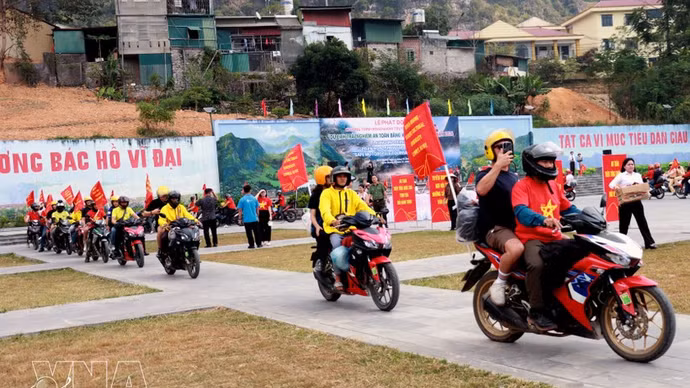 Tras la ceremonia de lanzamiento, el convoy de 100 motocicletas recorre el trayecto desde Dong Van a través del paso de Ma Pi Leng, contemplando espectaculares paisajes montañosos y el río Nho Que, para finalizar en Pa Vi Ha, en la comuna de Meo Vac. (Foto: VNA)